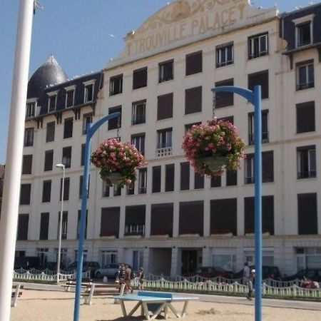 Paradis Les Pieds Sur Le Sable Trouville Palace Esterno foto