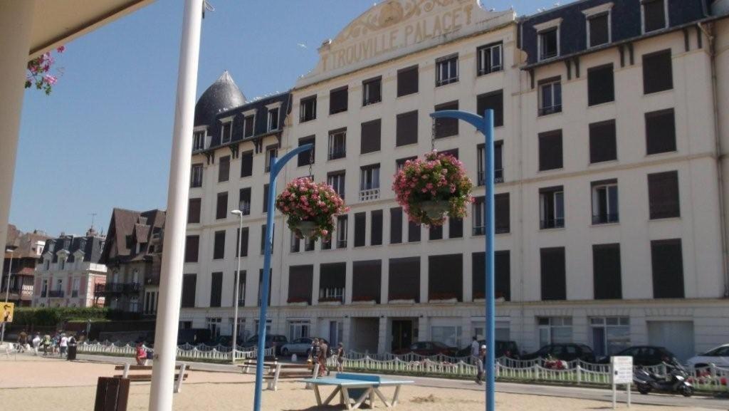 Paradis Les Pieds Sur Le Sable Trouville Palace Esterno foto